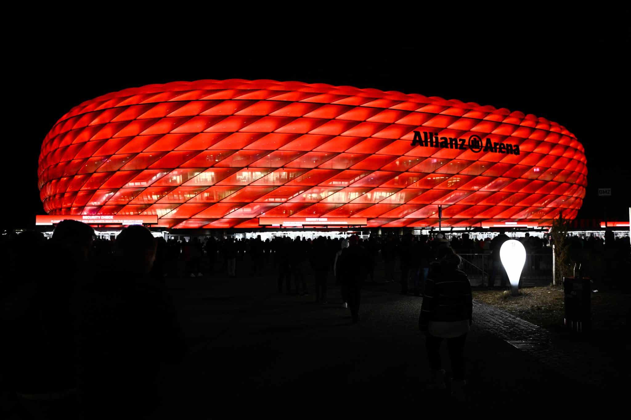 Allianz Arena at night: When do Bayern Munich stadium lights go on? 1 Allianz Arena at night | The Allianz Arena lights come on for three hours after sunset every night