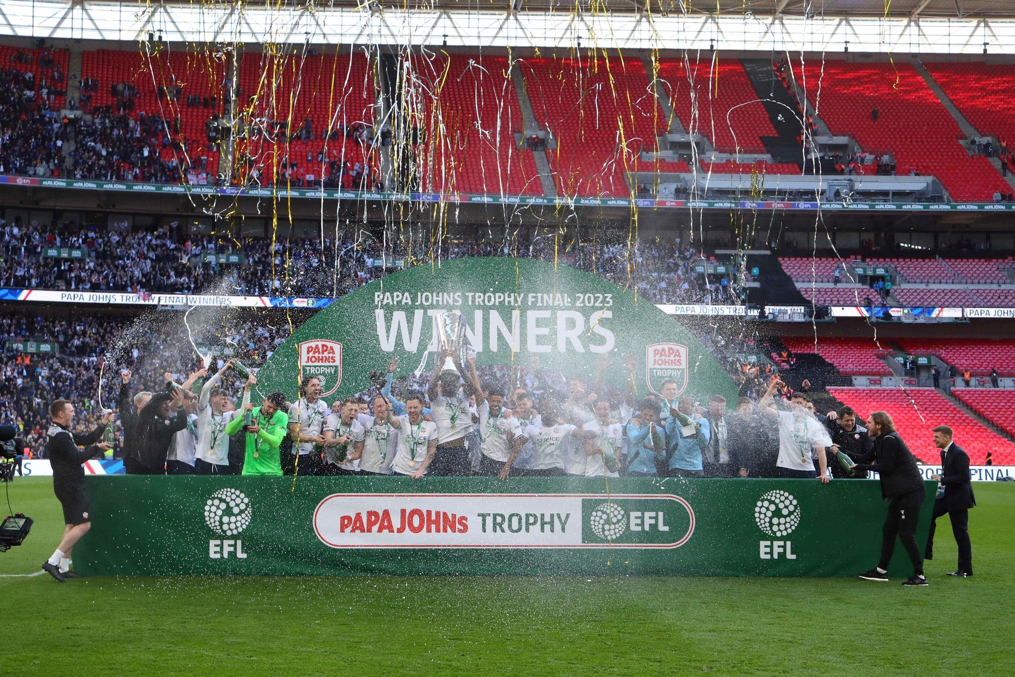 How many football teams in Manchester are there? 3 Bolton Wanderers are one of the League One football teams in Manchester