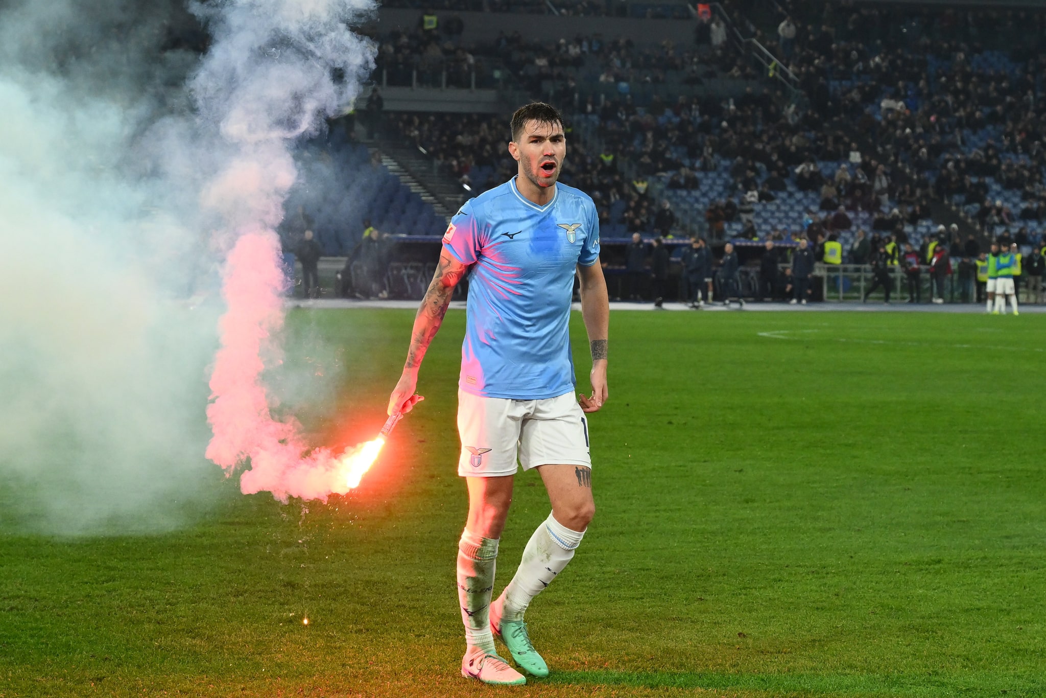 Flares, bottles and stabbings: Rome derby violence explained 2 Rome derby violence