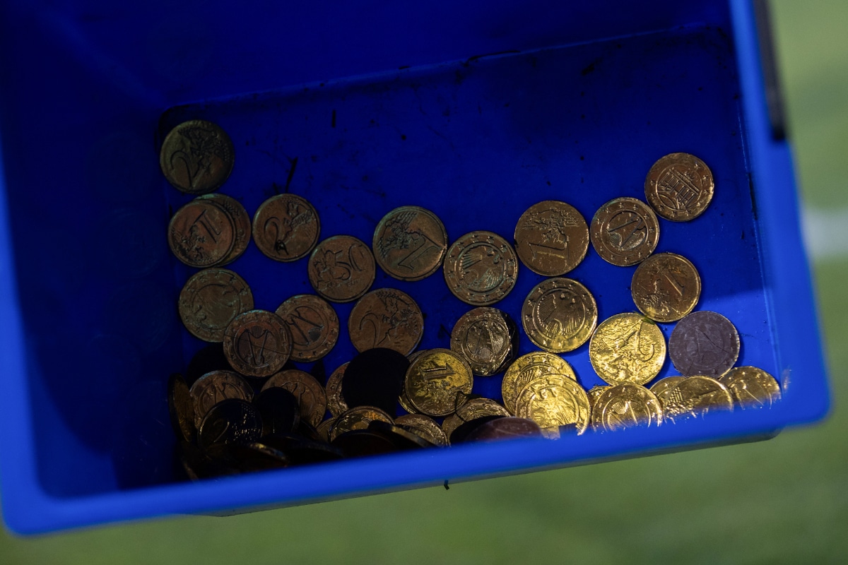 Why did fans throw chocolate coins on the pitch during Koln vs Borussia Dortmund? 1 Why did fans throw chocolate coins on the pitch during Koln vs Borussia Dortmund?
