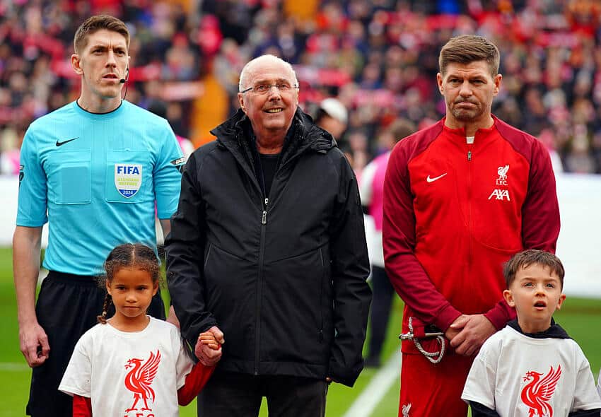 Heart-warming moment young Liverpool fan gets selfie with Steven Gerrard 1 Steven Gerrard pictured with Sven-Goran Eriksson