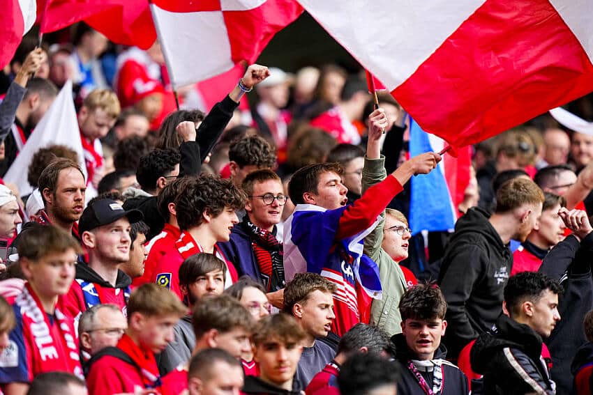 Watch: Lille ultras charge towards Aston Villa goalkeeper Emiliano Martinez 1 Lille ultras in the stands against Aston Villa