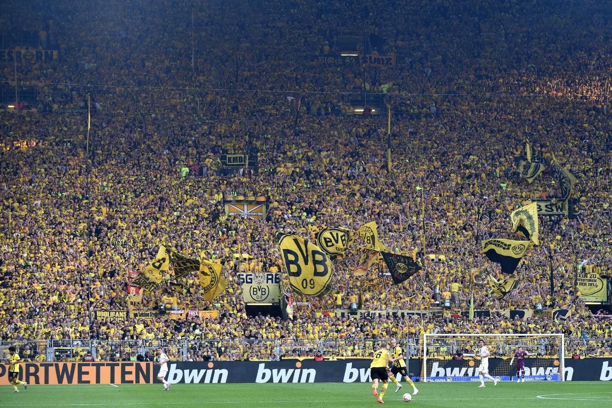 Borussia Dortmund's Yellow Wall: What makes it so special? 1 Borrusia Dortmund's yellow wall