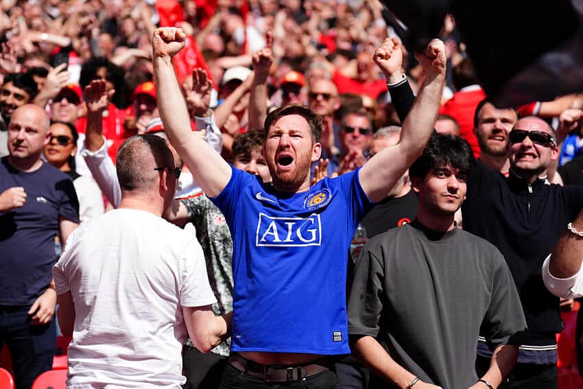 Man United fan 'Angry Ginge' clashes with supporter at FA Cup Final 1 Youtuber and Manchester United fan 'Angry Ginge' clashes with suporters during FA Cup Fina