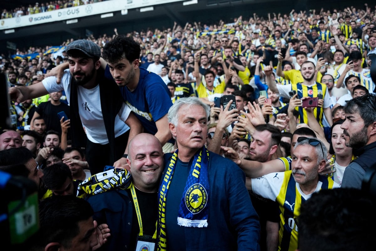 Jose Mourinho with Fenerbahce fans