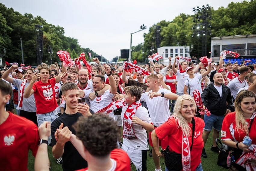Poland fan throws bottle at German police