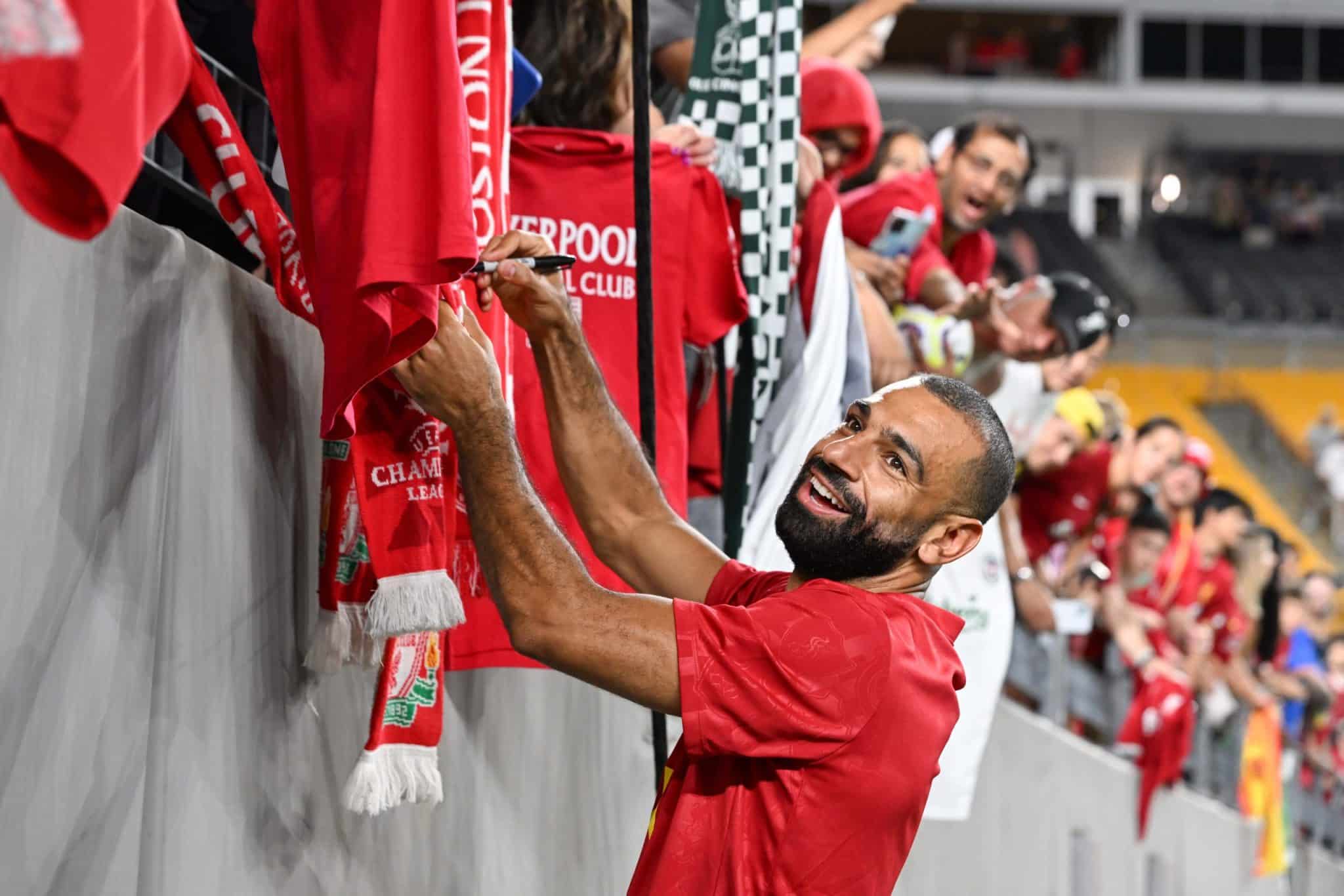 Famous Liverpool fans including Nelson Mandela, LeBron James, Angelina Jolie & others 1 Famous Liverpool fans