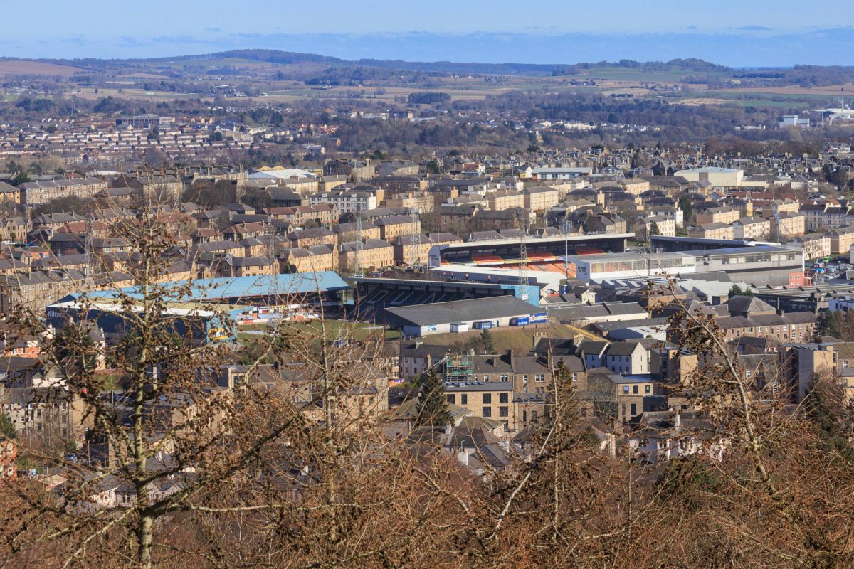 Why do Dundee and Dundee United have separate stadiums? 1 Dundee and Dundee United stadiums