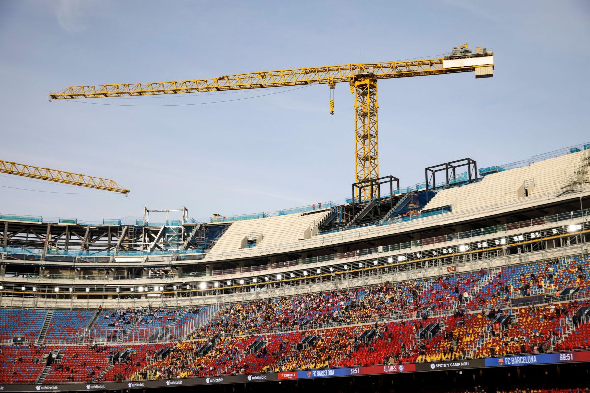 Barcelona face further delay to full Camp Nou reopening as La Liga leaders face key issue on two fronts