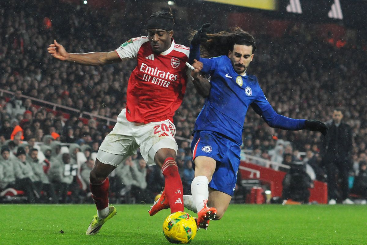 Arsenal's Noni Madueke and Chelsea's Marc Cucurella compete for the ball
