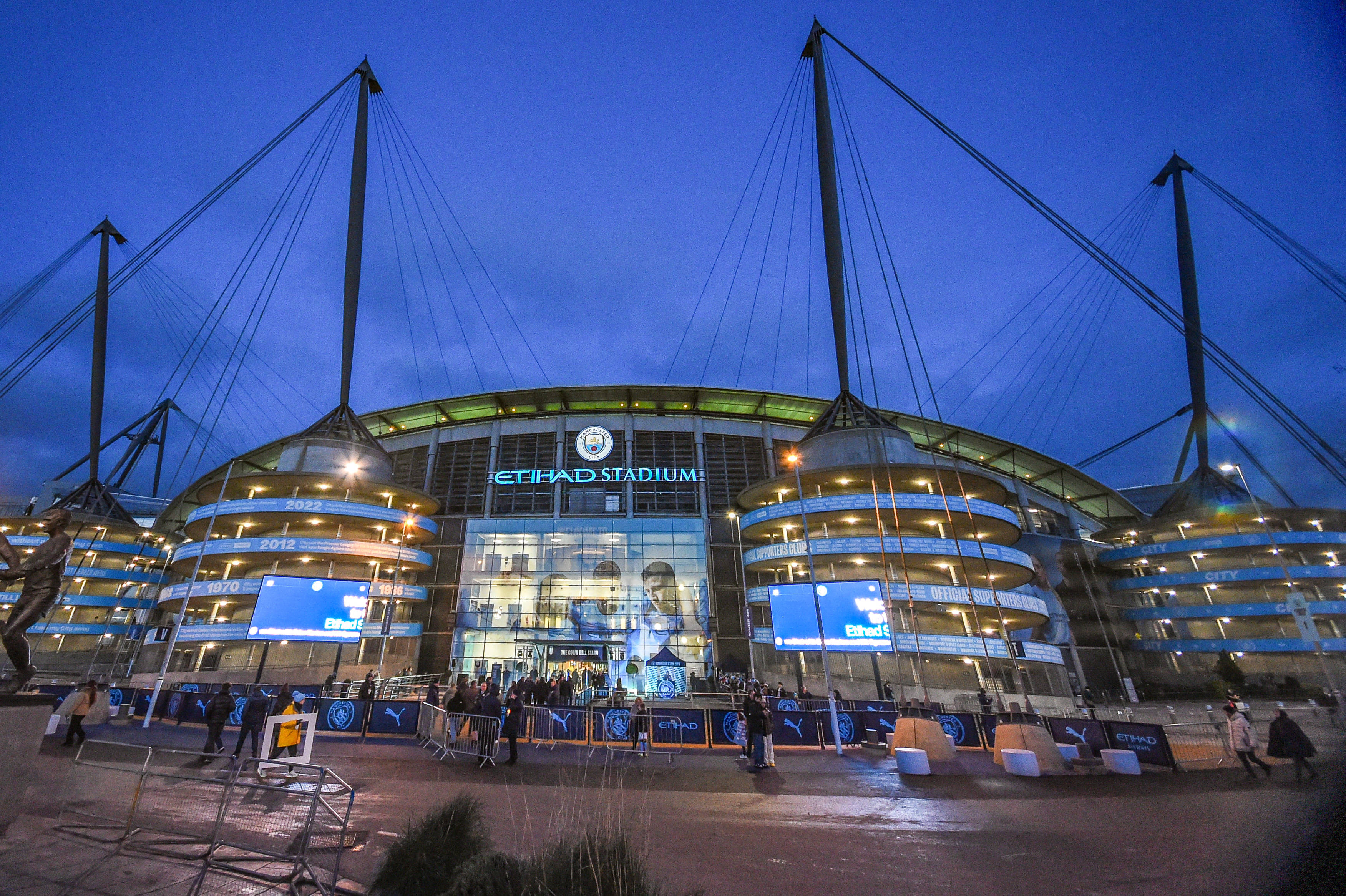 Where to Eat and Drink Near Etihad Stadium 2026: Best Pubs and Restaurants for Fans