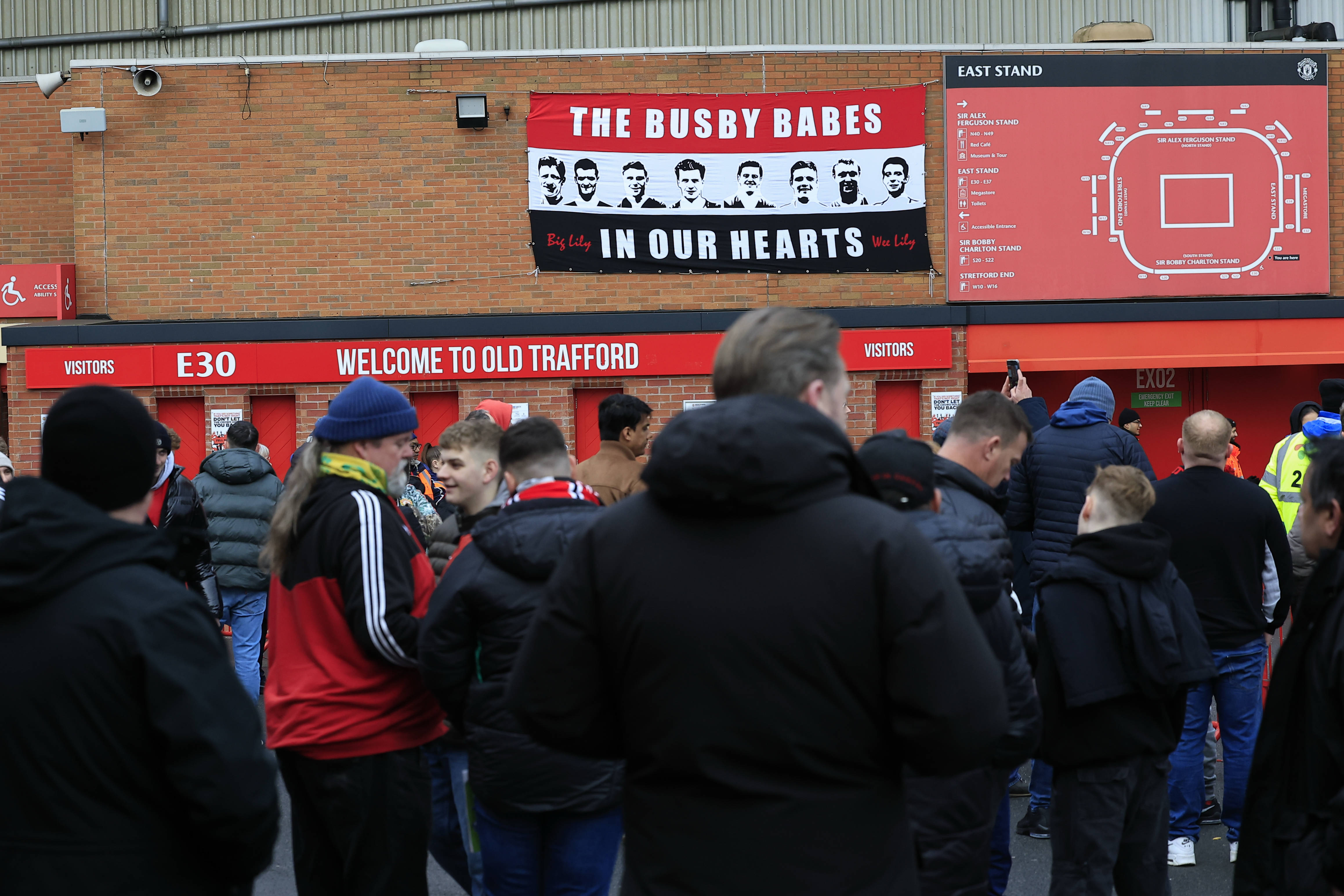 Best Old Trafford tifos and displays, including fitting Stretford End tribute to the Busby Babes 3 Best Old Trafford tifos and displays, including fitting Stretford End tribute to the Busby Babes