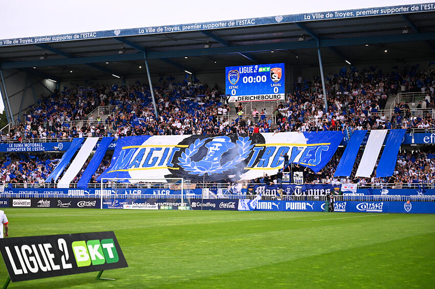Fans of Troyes pay tribute to their team 