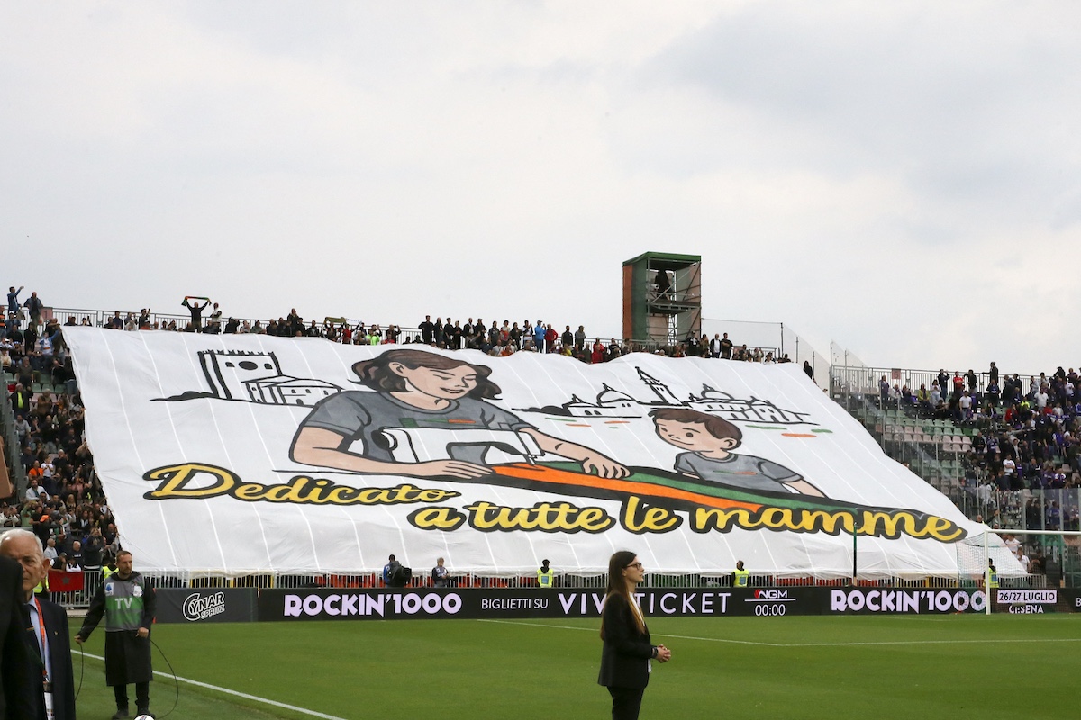 Venezia supporters hold up a tifo dedicated to mothers on May 12, 2025